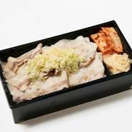 熊本のブランド豚・『火の本豚』をネギ塩味で。