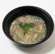 じっくり煮込んだ近江牛のテールの旨味。白濁のあっさりスープです。