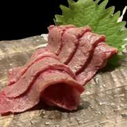 お肉の甘味を引き出す炙り刺し。
お醤油を少し垂らして一口。お肉の本来の味を味わえる逸品です。