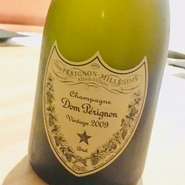 〈フランス/深みのある辛口〉
言わずと知れたプレステージ・シャンパーニュ。
長期熟成由来のきめ細かな泡立ちです。
お祝い事やサプライズの演出にも合っています。