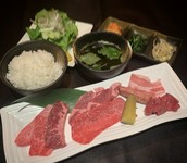 【ギュッと1皿にまとめたお昼焼肉】
・タンカルビ
・火の本豚ウインナー
・上カルビ
・ロース
・ハラミ
・赤身焼きしゃぶ
・火の本豚バラ
・ホルモン1種
・焼き野菜
・近江米
・キムチ
・サラダ