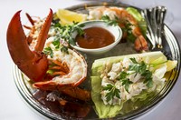 「シーフードプラッター」ロブスター・シュリンプ・クラブミートの盛り合わせ（2名様用）