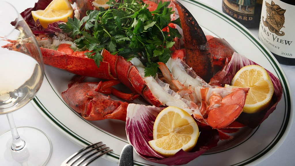 鮮度抜群のロブスターを贅沢に『ジャンボロブスター』直火焼き又はスチーム