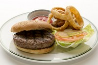 BURGER TOPPING（CHEESE＋220円、BACON＋1,100円、AVOCADO＋440円、FRIED EGG＋220円、SLICED TOMATO＋330 GRILLED ONION＋220円、BLUE CHEESE＋440円、SAUTEED MUSHROOMS＋440円、PATTY＋2,530円）