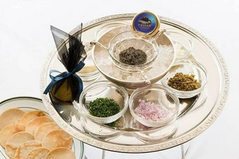 キャビアの中でも高級品として名高いベルーガを使用。大切な方との特別な時間をお楽しみください。