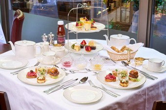 当店人気のアイテムで構成したセイボリープレートと6種の自家製デザートを2段のスタンドでご賞味ください。