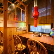 2名用のカウンター席があり、周りを気にせずゆっくりと食事を楽しめます。一人でも入りやすく、タブレットでの注文システムが導入されているので、お好みの料理を手軽に選ぶことが可能。