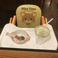 お子様用の椅子や食器、コップが用意されているのがポイント。コストパフォーマンスが優れており、食べ盛りのお子さんでも気兼ねなく食事ができます。さらに、親一人につき幼児一人は無料サービス。