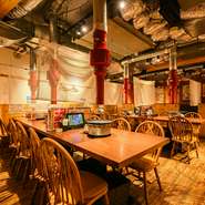 宴会に最適な広々としたテーブル席が用意されています。大人数でもゆったり座れるスペースがあり、食べ放題や飲み放題のプランも充実。愉快なひとときを過ごすのにぴったりの場所です。