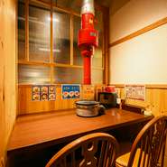 2名用の横並びテーブルがあり、ゆったり並んで座れてデートにぴったり。落ち着いた雰囲気が、ロマンチックな時間を演出します。恋人同士、並んで楽しむ特別なひとときを。