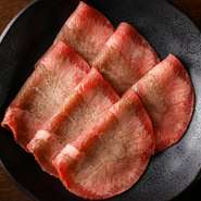 自家製塩だれで味付けされた牛タンは、レモンの爽やかな風味と相性抜群。そのさっぱりとした口当たりから、しっかりとした味わいが楽しめます。贅沢な食べごたえと、爽やかな味わいが絶妙に調和した一皿です。