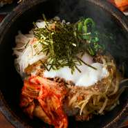 リーズナブルながら、ボリューム満点で満足感が高い一品。特製ナムルがトッピングされ、彩りと風味を一層引き立てます。食欲をそそる香りと味わい、そして石焼きの熱々感が、食事をより特別なものに。