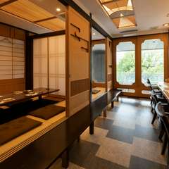 掘りごたつやテーブル席の個室でゆったりと食事ができる