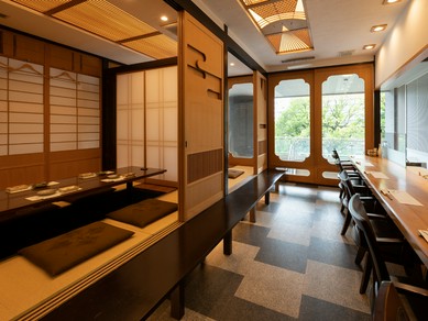 掘りごたつやテーブル席の個室でゆったりと食事ができる