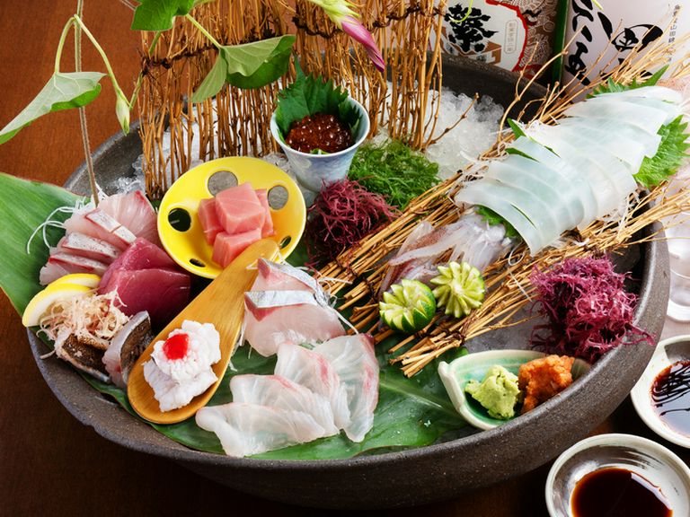 四季折々の鮮魚の刺身や炭火焼き、揚げ物などが多彩にそろう