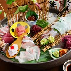 四季折々の鮮魚の刺身や炭火焼き、揚げ物などが多彩にそろう