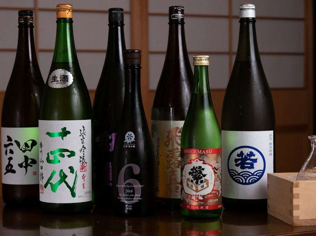 年間200種入れ替える全国各地の地酒。季節ごとの味に出合える