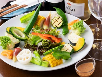 旬の野菜の本来のおいしさが存分に引き出された『季節サラダ』