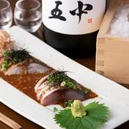 福岡名物『胡麻鯖』に【兼平鮮魚店　中洲はなれ】のオリジナル要素をプラス。味の決め手となっているのは自家製ごまだれです。ごまが上品に香り、甘めに仕上がっています。お店を訪れたら一度は味わいたい逸品です。