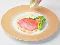 地元産の金目鯛を余分な水分を飛ばしつつ、旨みを引き出す巧みな技で火入れ。白ワインとヴェルモット、香味野菜の味わいが凝縮したソースにマスの卵の旨みをプラス。レモンの香りがアクセントに。メイン魚料理の例。
