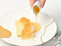 シェーブルチーズの芳醇な香りに、甘美なソーテルヌワインのソースを合わせた逸品。食べ始めはチーズテリーヌのコクを味わい、次にたっぷりソースをつけるなど、多彩な味のバリエも楽しみ！デザートの例。