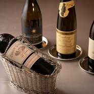 ボルドー、ブルゴーニュを中心にフランスワインを多数ラインナップ。約600本のストックで、ゲストのあらゆるニーズに寄り添います。料理に合わせたペアリングコースも。