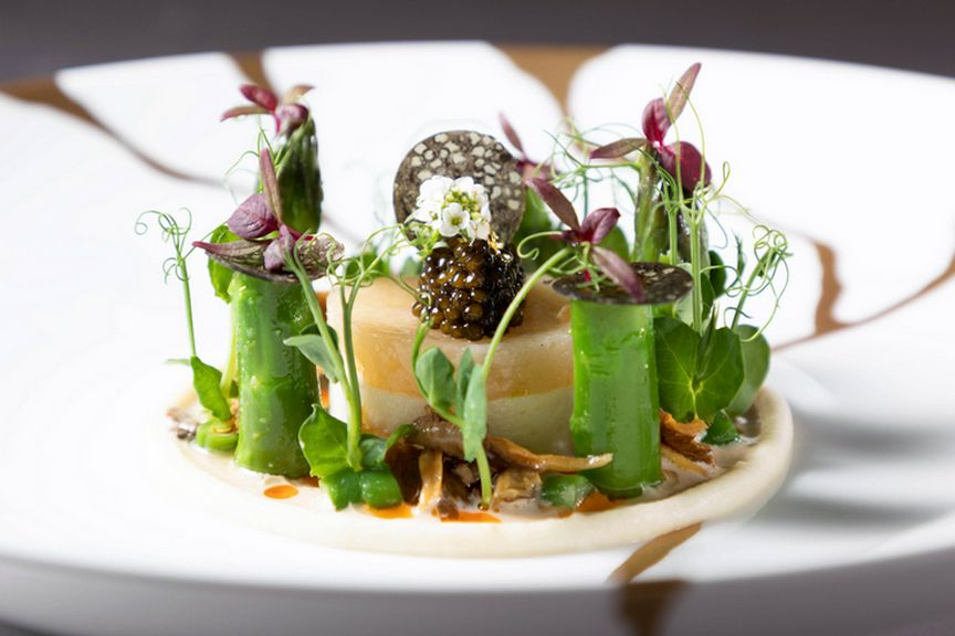 滑らかなオマールのクリームで味わう『活帆立貝&クリスタルキャビア』