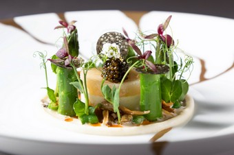 滑らかなオマールのクリームで味わう『活帆立貝＆クリスタルキャビア』