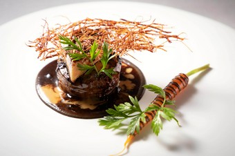 現代的な解釈を加えることで王道がいっそう輝く『東通牛＆黒トリュフ』