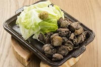 みやざき地頭鶏特有のバランスのとれた肉質と心地よい歯ごたえを堪能でき、噛むほどに鶏本来の旨みが楽しめます。
調理の過程で鶏油をかけ、炭火で豪快に焼き上げます。
炭火で焼き上げた香ばしさがおすすめです。