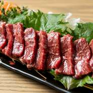 赤と白のコントラストに目が奪われる！熊本直送『馬刺し』