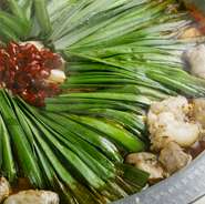 鮮度にこだわった和牛のもつ（小腸）の上質な脂が、だしを効かせた醤油ベースのスープに溶け出していて、コクがある一品。たっぷりのニラとキャベツ、にんにくと唐辛子で、季節を問わずさっぱり食べられます。