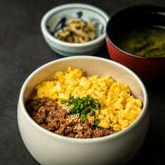 みつせ鶏　そぼろ丼（ハーフ）（味噌汁付）