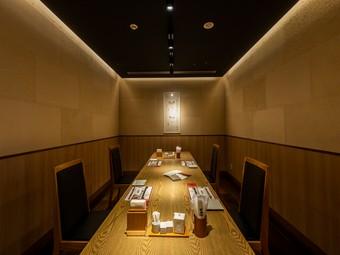 九州の定番料理と自慢の炭火焼きを楽しめ、最後に五島うどんで〆る赤坂うまや新宿ならではの定番コース
