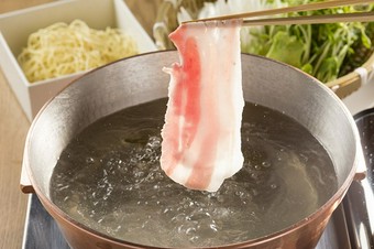 有名人･著名人にファン多数。うまやの看板料理として必食のこの鍋を中心としたシンプルなセット料理です。