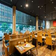 食材の味を最大限に引き出し、人の五感に届くおいしさを追及している【赤坂うまや新宿店】。開放的なフロア席や完全個室を始め、炭火焼の炎が楽しめるカウンター席もあるので、さまざまなシーンで利用できます。