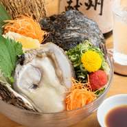 長年、魚と触れ合い、魚を食べてきた店主だからこそ、魚と相性の良い日本酒を仕入れることが可能になります。魚の繊細な旨味に勝ちすぎない、良い塩梅の一本。魚の味が引き立ちます。