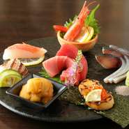 それぞれの魚の種類と状態を見極め、おいしさを引き出す力はプロだからこそ。利益を度外視し、魚の質に徹底してこだわっています。合わせるお酒は日本酒がオススメ。日替わりの銘柄も20種類ほど揃っています。
