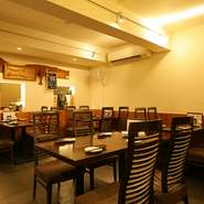 店内は、清潔感のある白色の内装に木の設えで温もりを感じさせる空間です。ゆっくりと食事を楽しみたい家族連れや大切な接待の席はもちろん、サクッと飲みたいお一人様にも対応。一日の疲れを癒してくれます。