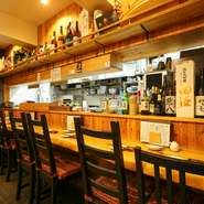 カウンターとテーブルが並ぶ1階フロアは、オープンキッチンから調理の音や香りが漂う、ライブ感のある心地よい雰囲気です。元気な笑顔で出迎えてくれるスタッフに「また会いたい」と足を運ぶ人が多いのも頷けます。
