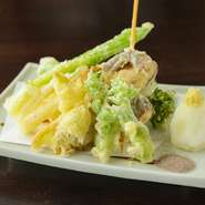 テーマは「天ぷら専門店に負けない天ぷら」だそう。上質な食材をサクッと軽く揚げる、鍛錬を重ねた職人技で魅せる逸品です。日本酒との相性も抜群。