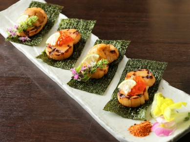 一口で頬張れる『帆立磯辺　ウニイクラ乗せ』