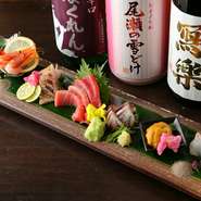 席についたらまずオーダーしたい一品。プロの目利きで仕入れる新鮮な魚介を贅沢に盛り合わせています。その時々に最も旨みを増す旬の魚を少しずつ、いろいろと味わうことができ、おいしい食べ比べを楽しめます。