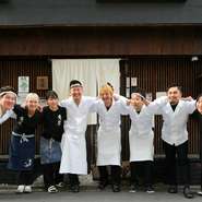 料理と接客の両面でゲストの期待を超えることを目指し、そのための準備は一切怠っていないと話すオーナーの言葉通り、充実の時間を約束してくれます。暖簾をくぐってから退店するまでのすべてを満喫できるお店です。