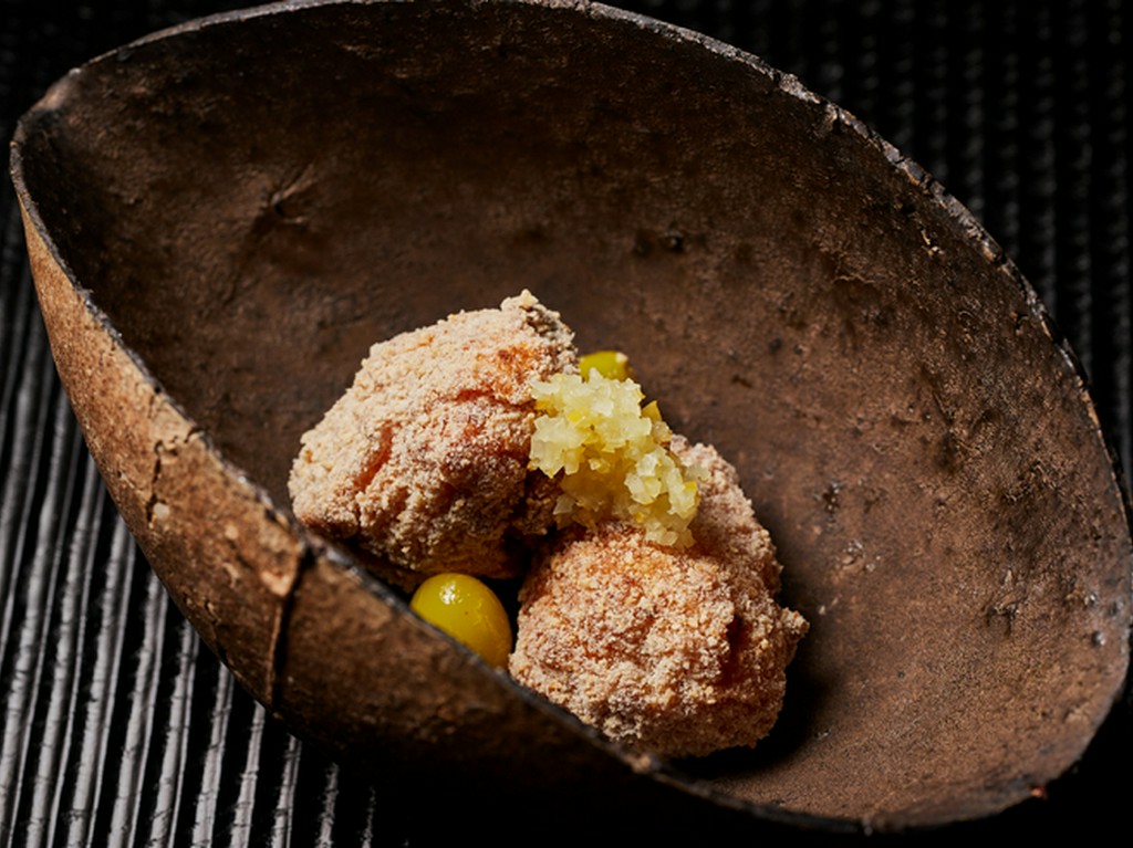 酸味・香りが華やかなレモン使いで、身の旨みが際立たせた『北九州のシマフグの唐揚げ』