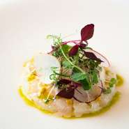 魚介類は、近郊に4つの漁港があり「鯛や平目、鮭やイカ」などその時々、漁師の方が自らの手でとった魚介類を入手。肉も直接繁殖農家の方より買い付けます。秋田の食の恵みを感じられる一皿に至福のひと時です。