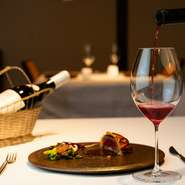 店主自ら何度も食べて飲んで、その時々の料理やソースの味わい、そしてワインの相性を見極めます。ペアリングにはワインだけでなく秋田の日本酒などもあり、訪れる度の楽しみです。ノンアルコールも充実。
