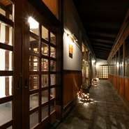 陽射しが差し込む店内は、温かなあかりが灯る夕方からまた一段と素敵な雰囲気に。通路の扉を開け放ちガーデンパーティーなども可能です。豊富な種類のワイングラスや食器など、すべてが特別な時間の彩りに。