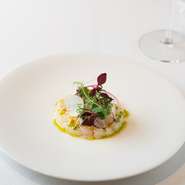 地元の季節野菜や、彩も美しい食用花なども使用。秋田ならではの食文化も楽しめる、目にも華やかなその時々の前菜をいただけます。（コース料理一例）