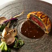 繁殖農家の経産牛が入った時のみ味わえる、フレンチの伝統的な料理『パイ包み』。コースによっては魚で提供されることも。サクッとした食感も楽しんで。（コース料理一例）